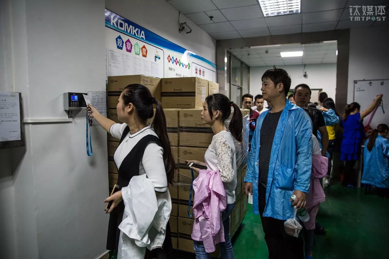 那些95后的“張全蛋”們 工廠流水線上的新面孔與考勤機(jī)